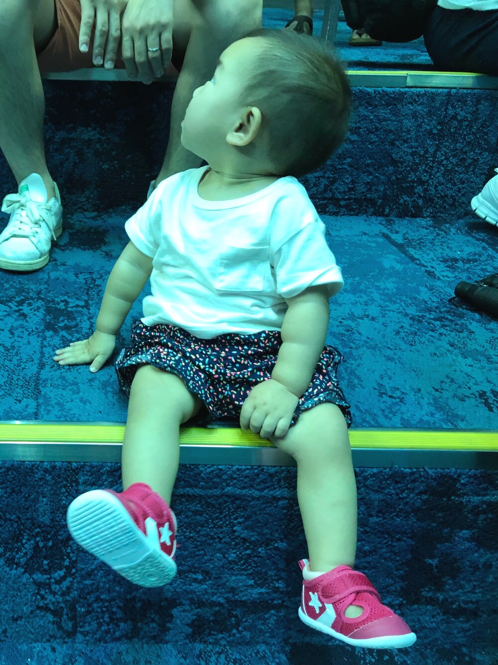 「カジュアル、女の子、プチプラコーデ、1歳、家族旅行、水族館、GAP、UNIQLO、converse」｜「UNIQLOのアイテム（Tシャツ/カットソー、ホワイト系）」を使った、co_riさん（キッズ・80cm）の春コーディネートの1枚目の写真