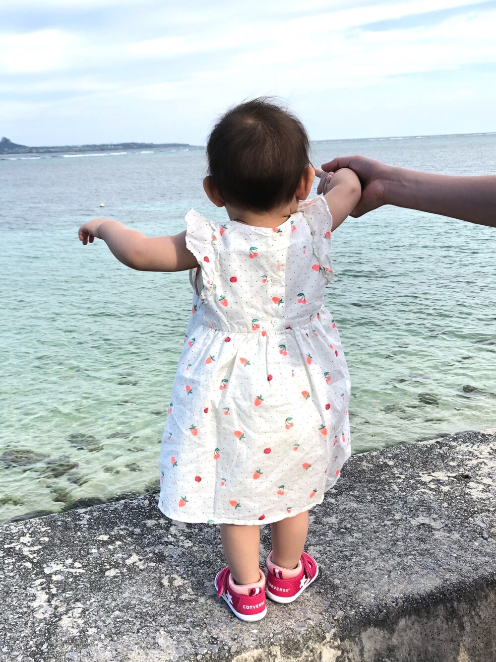 「夏コーデ、女の子、シンプルコーデ、ラクチンコーデ、GAP、converse、1歳、イチゴ柄、ワンピース、家族旅行」｜「GAPのGap ベリープリント フラッタースリーブドレス（ワンピース、ホワイト系）」を使った、co_riさん（キッズ・80cm）の春コーディネートの1枚目の写真