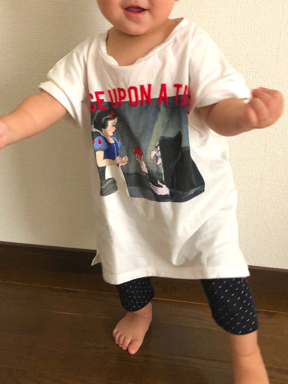 「キッズコーデ、シンプルコーデ、カジュアルコーデ、女の子、Tシャツ、レギンス、1歳、ZARA KIDS、無印良品、部屋着みたい」｜「ZARA KIDSのアイテム（Tシャツ/カットソー、ホワイト系）」を使った、co_riさん（キッズ・80cm）の夏コーディネートの1枚目の写真