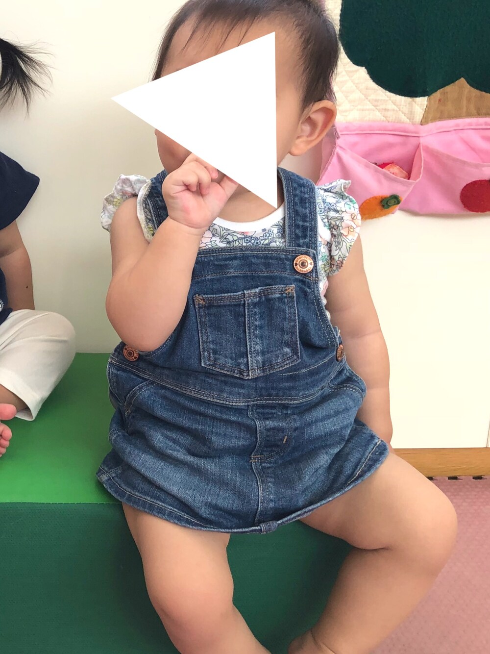 「キッズコーデ、おんなのこ、プチプラ、1歳、GAP、ロンパース、花柄、ジャンパースカート、H&M、カジュアルコーデ」｜「GAPのアイテム（ロンパース、ホワイト系）」を使った、co_riさん（キッズ・80cm）の夏コーディネートの1枚目の写真