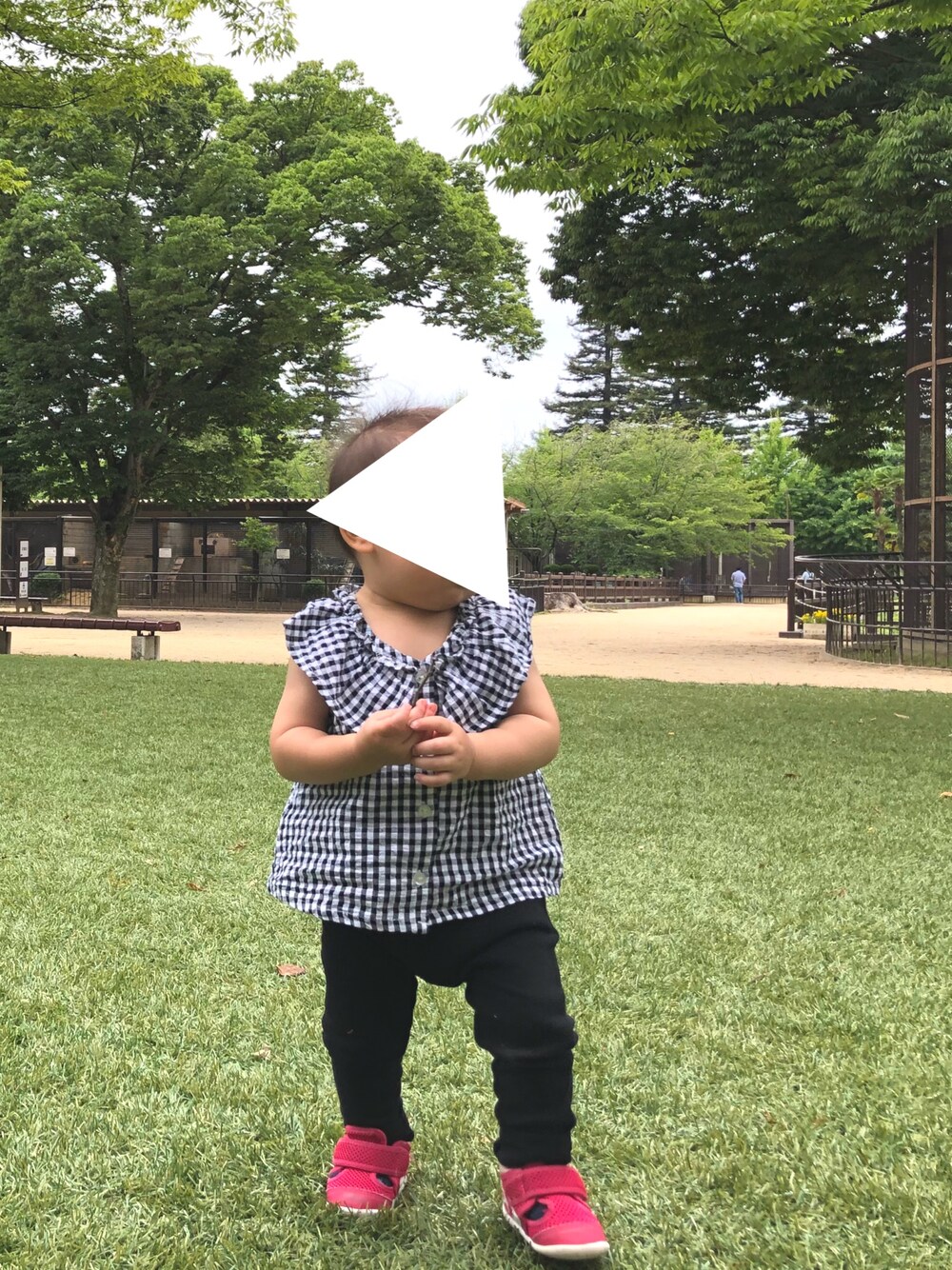「休日スタイル、おんなのこ、コンバース、プティマイン、シンプルコーデ、1歳、birthday、プチプラ、ギンガムチェック」｜「petit mainのギンガムチェックフリルブラウス（シャツ/ブラウス、ブラック系）」を使った、co_riさん（キッズ・80cm）の夏コーディネートの1枚目の写真