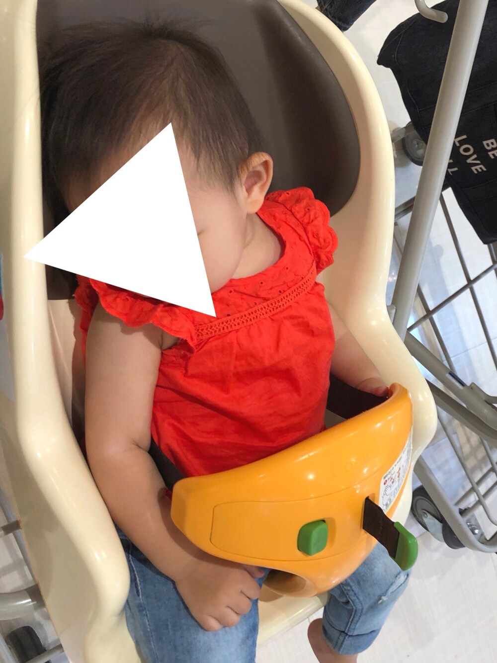 「キッズファッション、女の子コーデ、パンツスタイル、夏コーデ、1歳、H&M、ダメージデニムパンツ、おでかけ」｜「H&Mのアイテム（シャツ/ブラウス、レッド系）」を使った、co_riさん（キッズ・80cm）の夏コーディネートの1枚目の写真