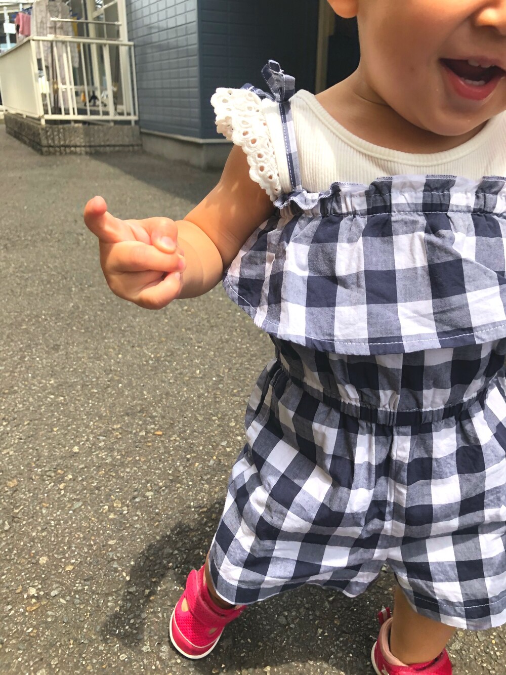 「夏、シンプルコーデ、キッズコーデ、おでかけコーデ、女の子コーデ、ギンガムチェック、GAP、1歳」｜「GAPのGap アイレット キャップスリーブトップス（Tシャツ/カットソー、ホワイト系）」を使った、co_riさん（キッズ・80cm）の夏コーディネートの1枚目の写真