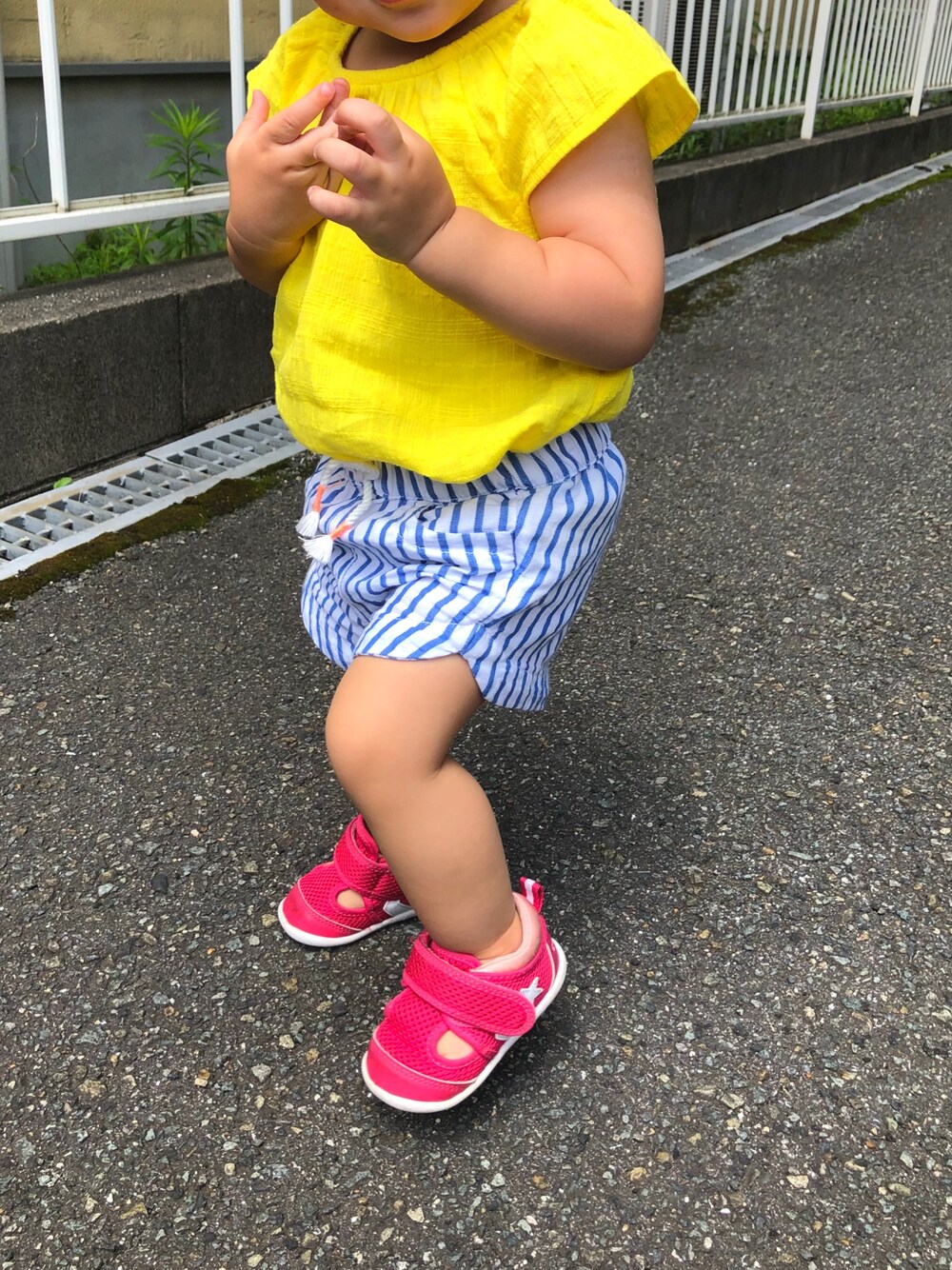「カジュアル、おんなのこ、夏コーデ、ラクチンコーデ、キッズコーデ、H&M、プチプラ、1歳、ストライプパンツ、黄色トップス」｜「H&Mのアイテム（シャツ/ブラウス、イエロー系）」を使った、co_riさん（キッズ・80cm）の夏コーディネートの1枚目の写真
