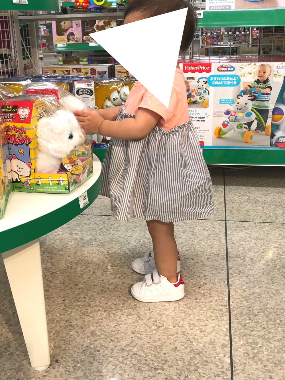 「キッズコーデ、女の子、カジュアルコーデ、スニーカー、1歳、サマンサモスモス ラーゴム、シンプル、プチプラ、おもちゃ売り場」｜「Samansa Mos2のアイテム（Tシャツ/カットソー、ピンク系）」を使った、co_riさん（キッズ・80cm）の秋コーディネートの1枚目の写真