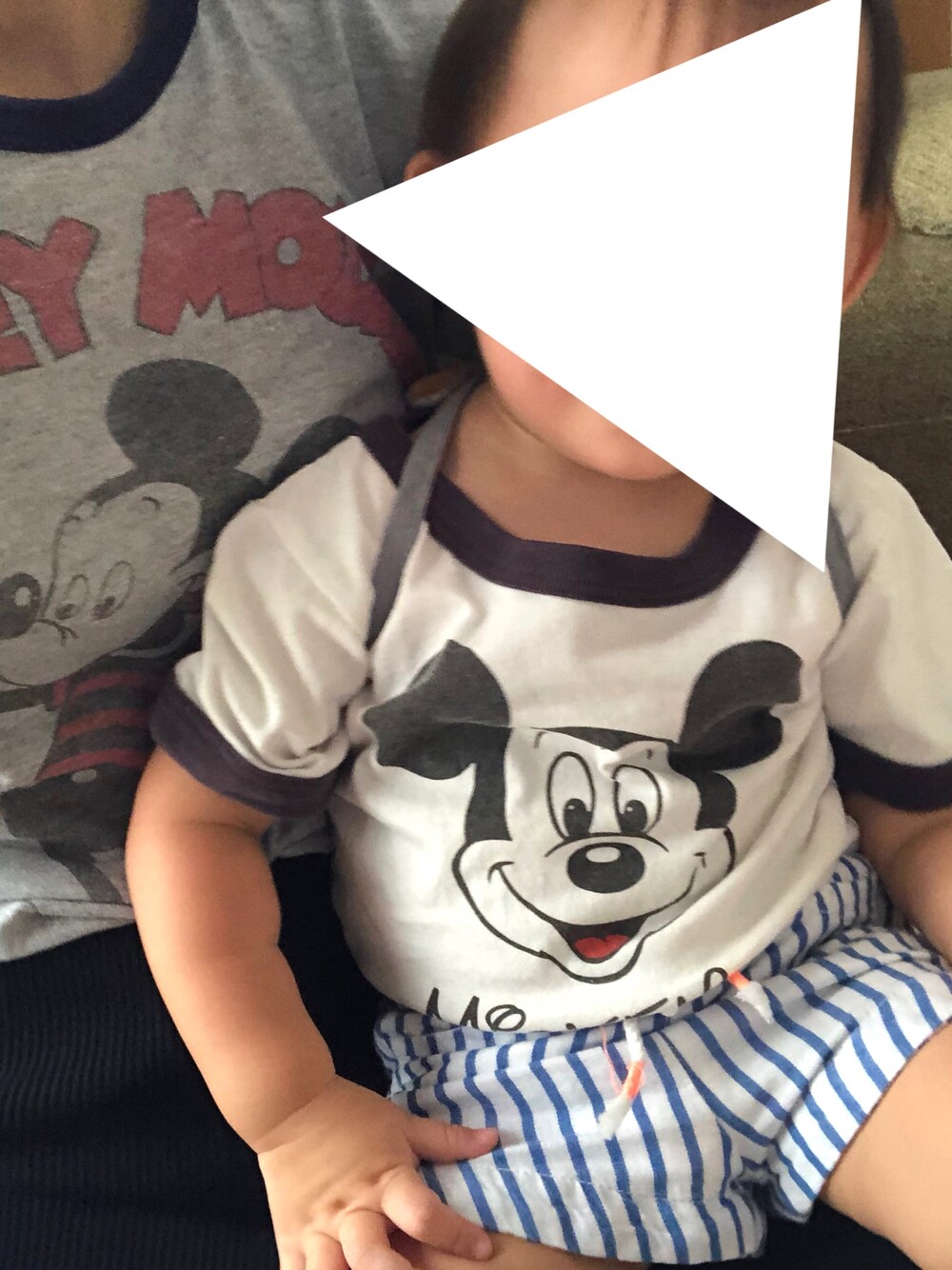 「シンプル、キッズコーデ、おでかけ、女の子、一歳、ミッキーT、ストライプパンツ、夏コーデ、GLOBAL WORK、H&M」｜「GLOBAL WORKのアイテム（Tシャツ/カットソー、ホワイト系）」を使った、co_riさん（キッズ・80cm）の秋コーディネートの1枚目の写真