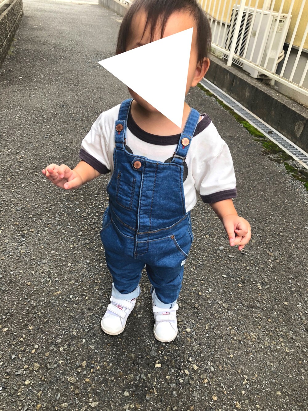 「秋のコーデ、おんなのこ、キッズコーデ、プチプラ、スニーカー、1歳、デニムサロペット、zarababy、GLOBAL WORK、adidas」｜「GLOBAL WORKのアイテム（Tシャツ/カットソー、ホワイト系）」を使った、co_riさん（キッズ・80cm）の秋コーディネートの1枚目の写真