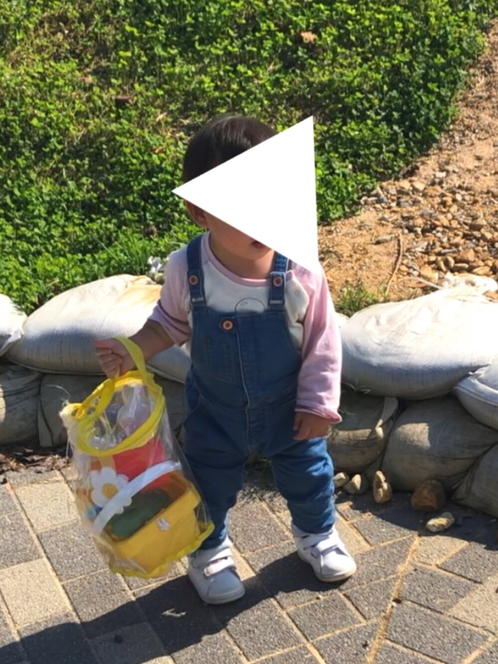 「秋コーデ、カジュアル、kids、1歳、シンプルコーデ、デニムサロペット、zarababy、putit mine、砂場、ラグランTシャツ」｜「petit mainの【ディズニーコラボ商品】ミッキーラグラン長袖Tシャツ（Tシャツ/カットソー、ピンク系）」を使った、co_riさん（キッズ・80cm）の秋コーディネートの1枚目の写真
