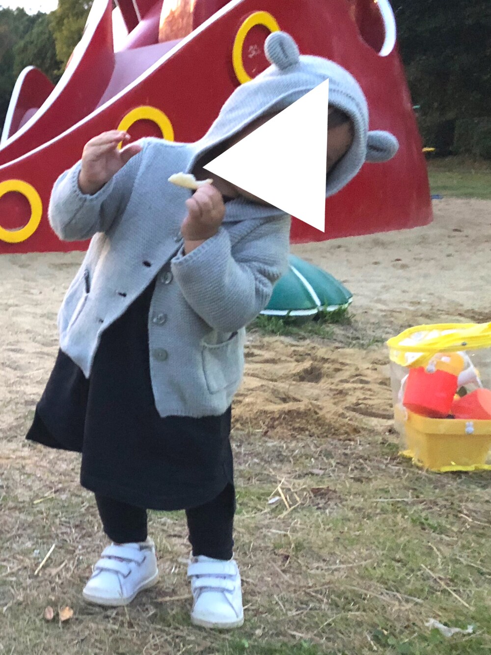 「キッズファッション、秋コーデ、女の子、カジュアル、1歳、公園、GAP、Branshes、adidas、プチプラ」｜「GAPのGap Bear Sweater Hoodie（カーディガン/ボレロ、グレー系）」を使った、co_riさん（キッズ・80cm）の秋コーディネートの1枚目の写真