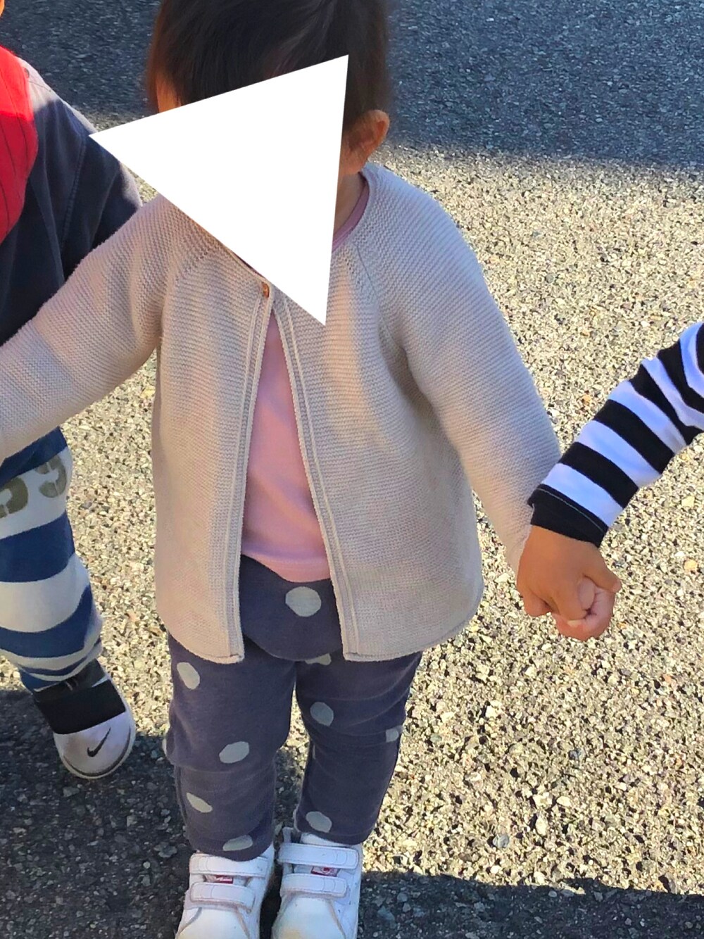 「キッズファッション、シンプルコーデ、プチプラ、カジュアルコーデ、秋冬コーデ、おんなのこ、1歳、putit main、zarababy」｜「ZARAのアイテム（カーディガン/ボレロ、ベージュ系）」を使った、co_riさん（キッズ・80cm）の冬コーディネートの1枚目の写真