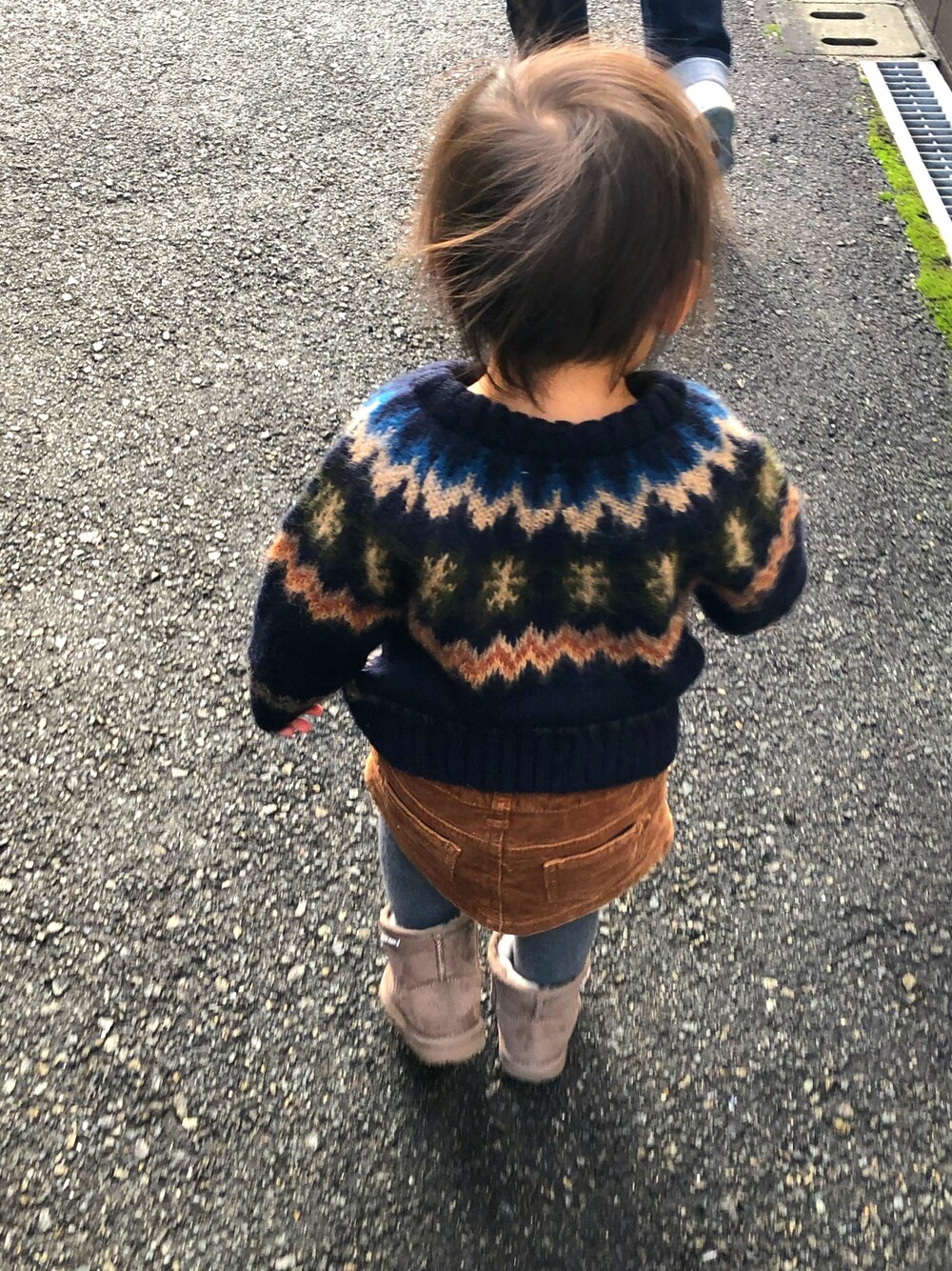 「キッズコーデ、カジュアル、休日コーデ、おんなのこ、プチプラコーデ、ムートンブーツ、コーデュロイ、markey's、1歳」｜「MARKEY'Sのアイテム（ニット/セーター、ブルー系）」を使った、co_riさん（キッズ・80cm）の冬コーディネートの1枚目の写真
