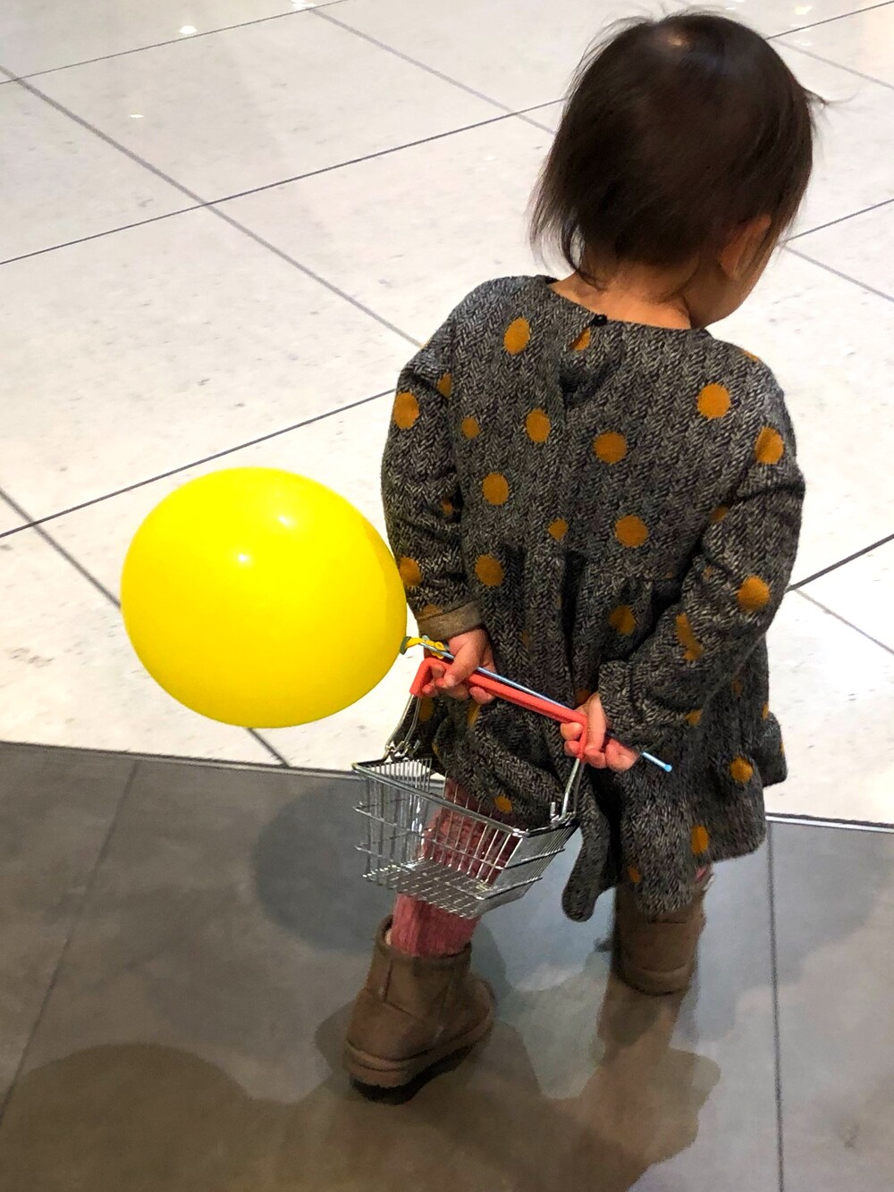 「キッズファッション、カジュアルコーデ、おしゃれさんと繋がりたい、ワンピース、ムートンブーツ、1歳、ZARA、おんなのこ、UNIQLO、petit main」｜「ZARA KIDSのアイテム（ワンピース/ドレス、グレー系）」を使った、co_riさん（キッズ・80cm）の冬コーディネートの1枚目の写真