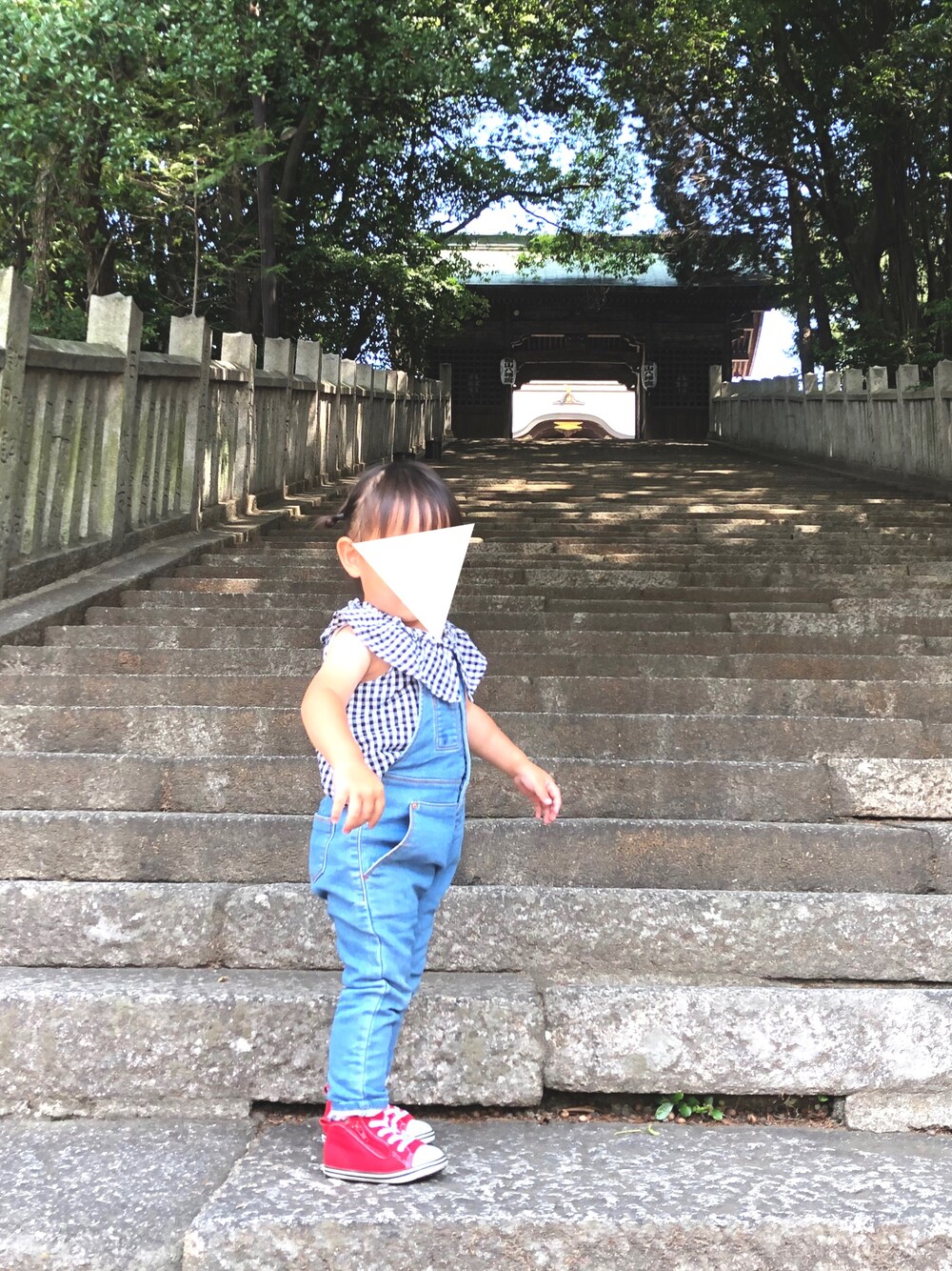 「夏、キッズファッション、キッズコーデ、カジュアル、お洒落さんとつながりたい、女の子、サロペット、2歳、petit main」｜「petit mainのギンガムチェックフリルブラウス（シャツ/ブラウス、ブラック系）」を使った、co_riさん（キッズ・80cm）の夏コーディネートの1枚目の写真