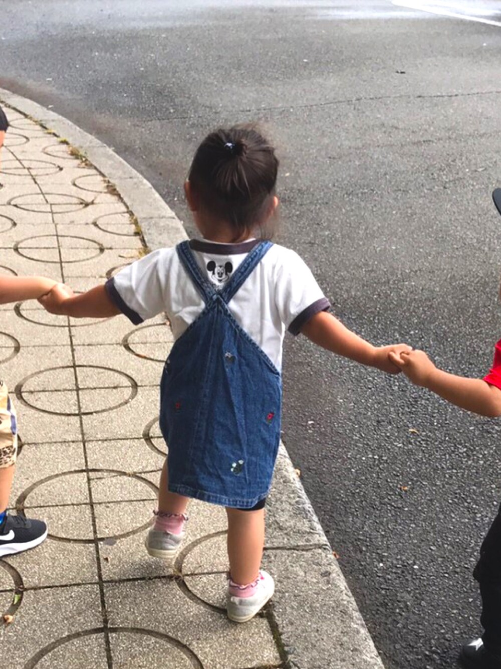 「夏、キッズファッション、キッズコーデ、kids、カジュアル、お洒落さんとつながりたい、女の子、2歳、ミッキー、ジャンパースカート」｜「GLOBAL WORKのアイテム（Tシャツ/カットソー、ホワイト系）」を使った、co_riさん（キッズ・80cm）の夏コーディネートの1枚目の写真