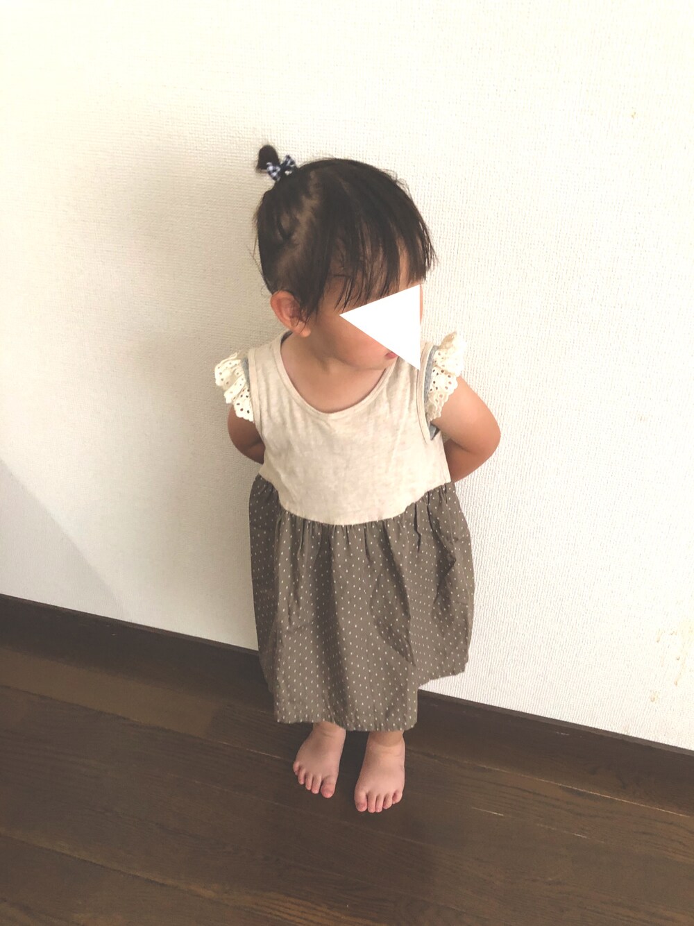 「夏コーデ、キッズ、おんなのこ、カジュアルコーデ、プチプラ、2歳、ドット、ワンピース」｜「GAPのGap アイレット キャップスリーブトップス（Tシャツ/カットソー、グレー系）」を使った、co_riさん（キッズ・80cm）の夏コーディネートの1枚目の写真