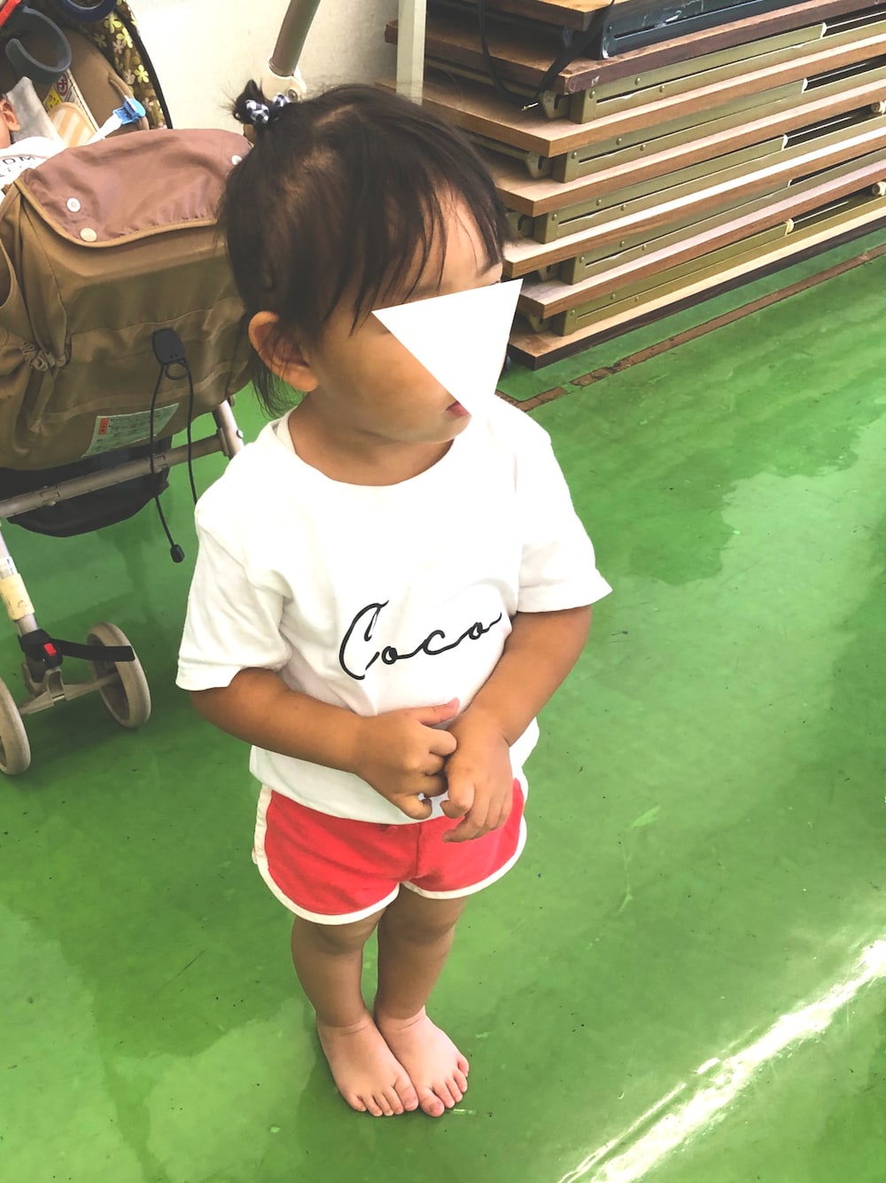 「kids、おしゃれさんと繋がりたい、シンプル、ラクチンコーデ、おんなのこ、2歳、GAP」｜「GAPのGap プリント ドルフィンショートパンツ（その他パンツ、レッド系）」を使った、co_riさん（キッズ・80cm）の夏コーディネートの1枚目の写真