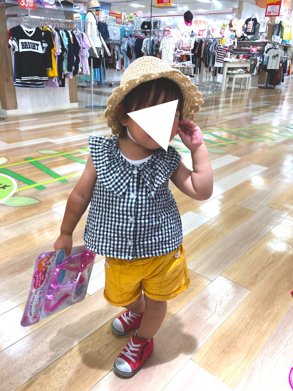 「kids、おしゃれさんと繋がりたい、カジュアルコーデ、ショートパンツ、コンバース、2歳、おんなのこ、ギンガムチェック」｜「petit mainのギンガムチェックフリルブラウス（シャツ/ブラウス、ブラック系）」を使った、co_riさん（キッズ・80cm）の夏コーディネートの1枚目の写真