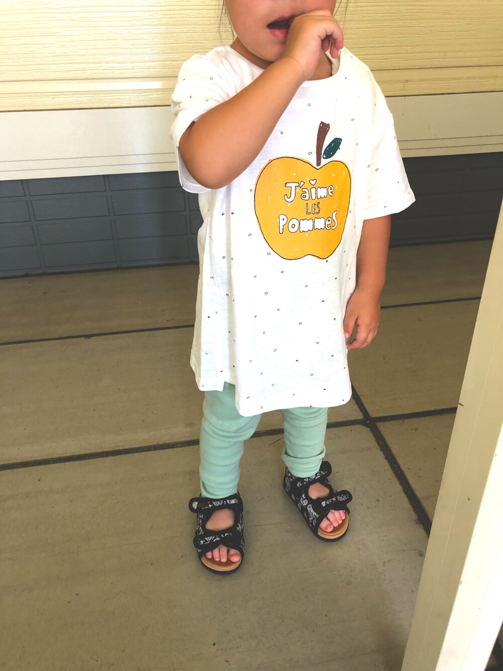 「休日スタイル、キッズコーデ、サンダル、女の子コーデ、夏、2歳、ミントグリーン、りんご」｜「ZARA KIDSのアイテム（Tシャツ/カットソー、ホワイト系）」を使った、co_riさん（キッズ・80cm）の夏コーディネートの1枚目の写真