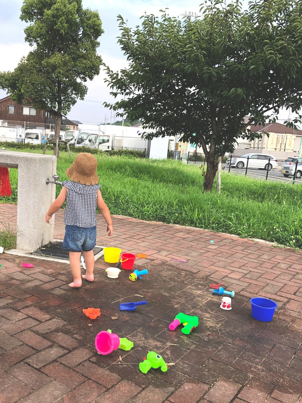 「キッズコーデ、休日スタイル、女の子コーデ、キッズファッション、夏、プティマイン、2歳、公園」｜「petit mainのギンガムチェックフリルブラウス（シャツ/ブラウス、ブラック系）」を使った、co_riさん（キッズ・80cm）の夏コーディネートの1枚目の写真