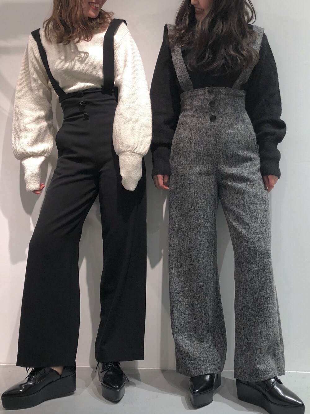 「お揃い、お揃いコーデ、カジュアル、シンプルコーデ、モノトーン、オールインワン、ハイウエスト、ロンパース」｜「MURUAのアイテム（オールインワン・サロペット、ブラック系）」を使った、kaedeさん（レディース・159cm）の冬コーディネートの1枚目の写真