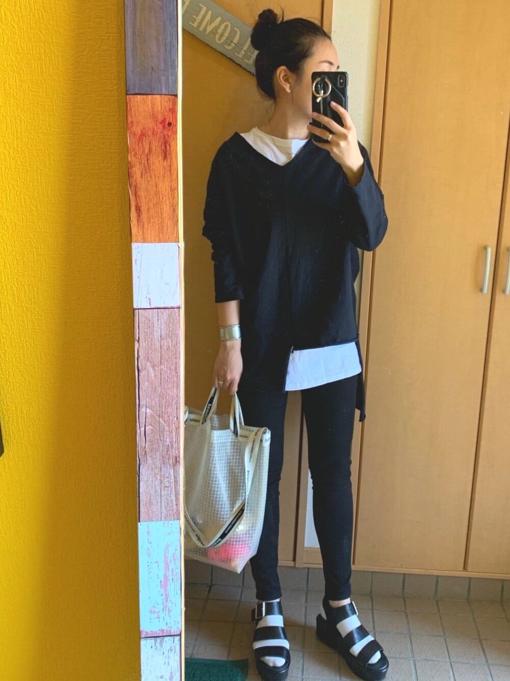 「休日スタイル、ラクチンコーデ、大人カジュアル、黒コーデ、白Tシャツ、サンダル、ユニクロコーデ、ビューティフルピープル、ママコーデ、おしゃれさんと繋がりたい」｜「UNIQLOのアイテム（Tシャツ/カットソー、ホワイト系）」を使った、ku.bomiさん（レディース・156cm）の春コーディネートの1枚目の写真