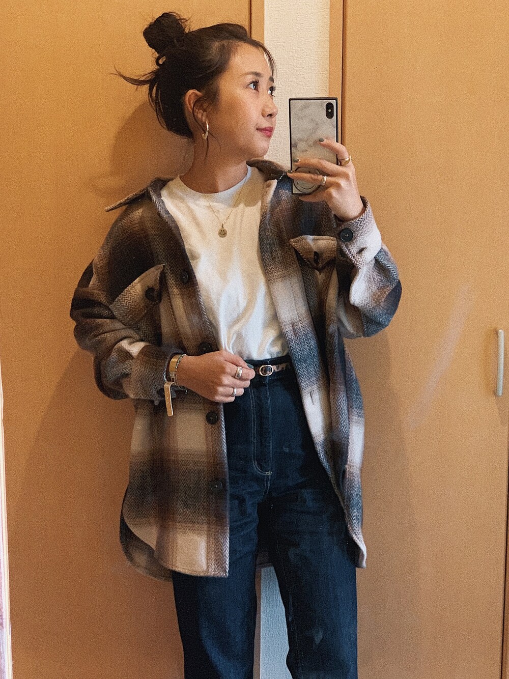 「ラブアンドピース2019、オトナカジュアル、シンプルコーデ、チェックシャツ、オーバーサイズ、ブラウン、UNIQLO、白シャツ×デニム、秋のコーデ」｜「UNIQLOのアイテム（トップス、ホワイト系）」を使った、ku.bomiさん（レディース・156cm）の秋コーディネートの1枚目の写真
