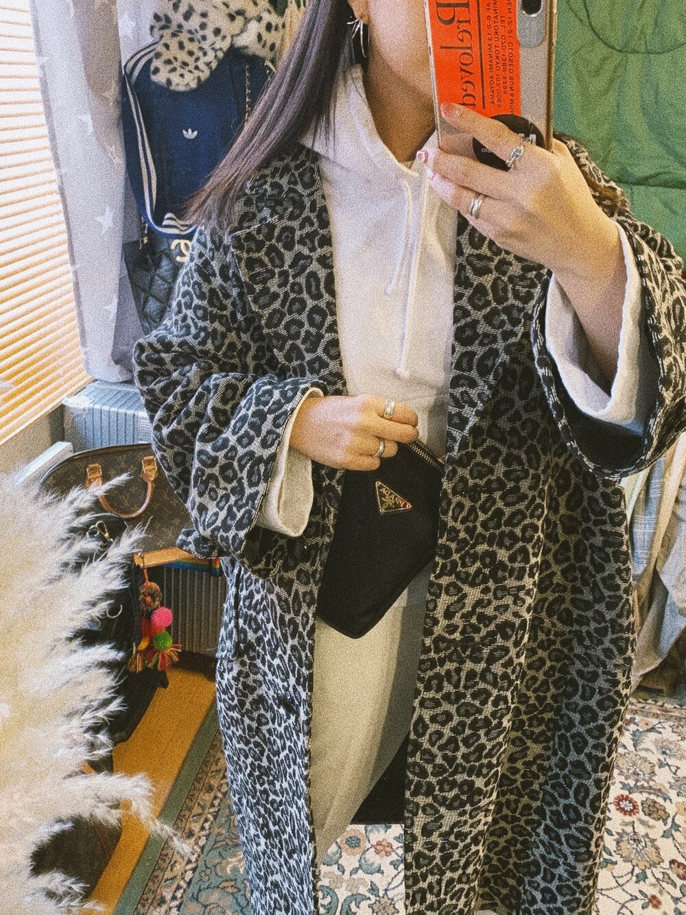 「パーカー、レオパード、ホワイトコーデ、ボリューム袖、アウター、冬のSALEで買いました！（アウター）、WEARBOOKエントリー、カジュアルコーデ」｜「Acne Studiosのアイテム（パーカー、ホワイト系）」を使った、ku.bomiさん（レディース・156cm）の冬コーディネートの1枚目の写真