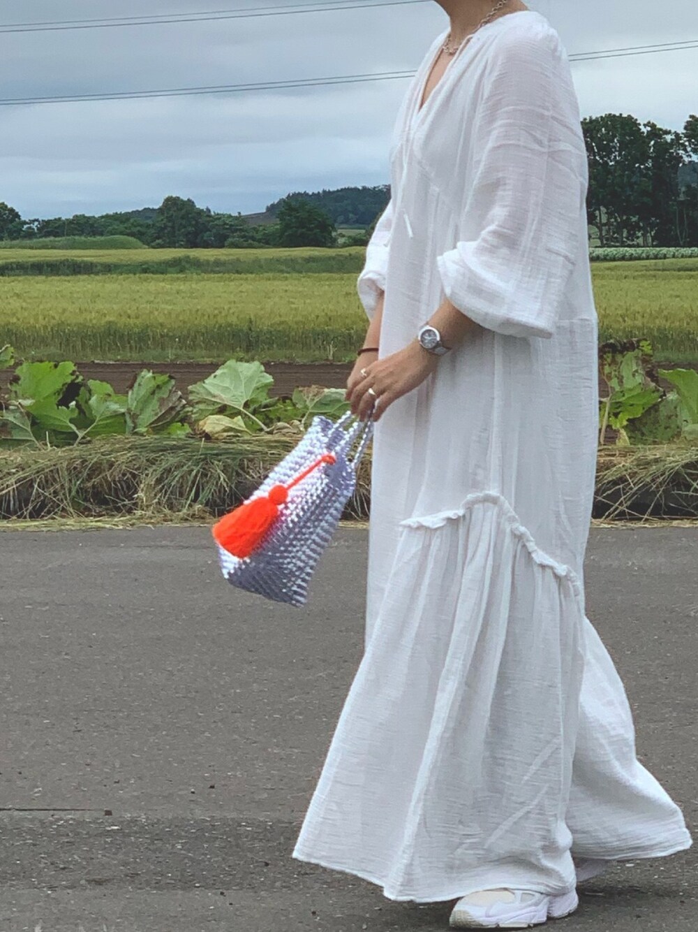 「オーバーサイズ、シャツ好き集まれ、ラクチンコーデ、ロングワンピース、白ワンピース、シルバーバッグ、おしゃれさんと繋がりたい、リラックススタイル」｜「H&Mのアイテム（ワンピース、ホワイト系）」を使った、ku.bomiさん（レディース・156cm）の夏コーディネートの1枚目の写真