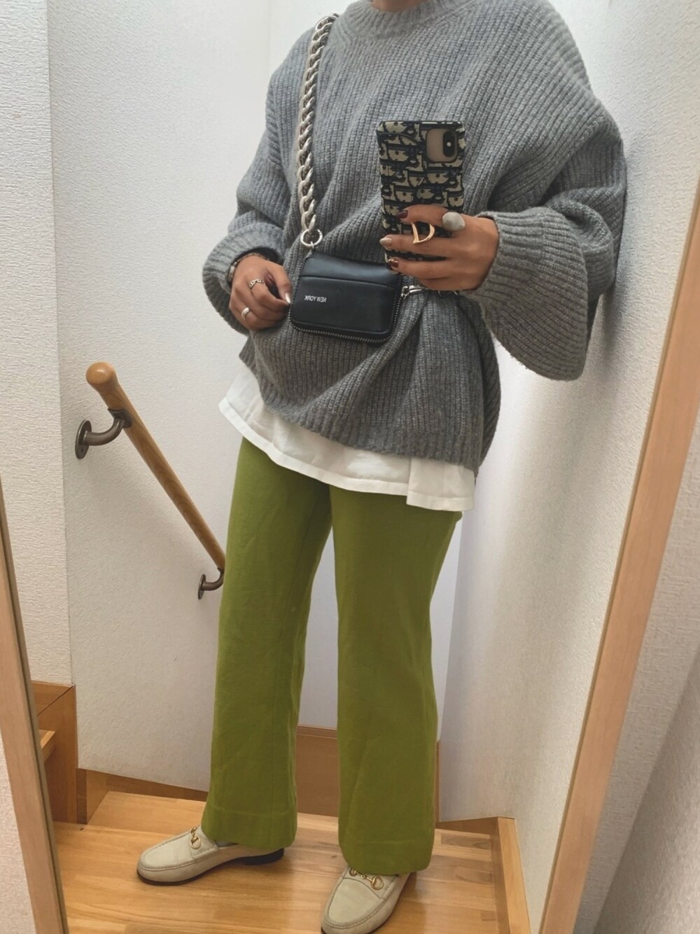「ショルダーバッグ、ビッグシルエット、H&M、カラーパンツ、ニットコーデ、レイヤードスタイル、ざっくりニット、パンツスタイル、ローファー」｜「H&Mのアイテム（ニット/セーター、グレー系）」を使った、ku.bomiさん（レディース・156cm）の秋コーディネートの1枚目の写真