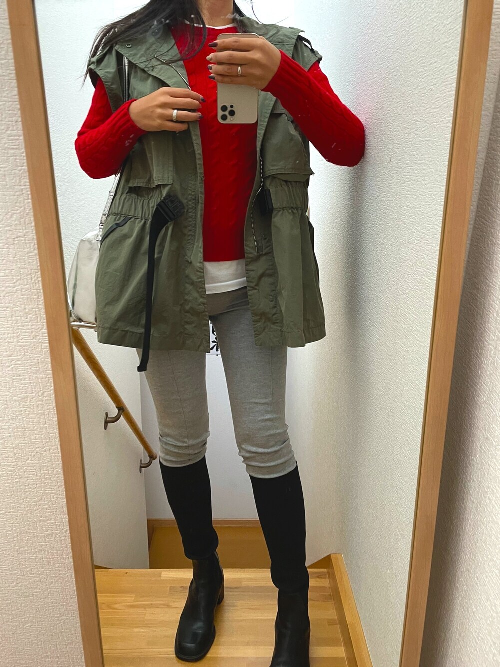 「ブーツ、大人カジュアル、おしゃれさんと繋がりたい、秋のコーデ、ベスト、ロングブーツ、ミリタリージャケット、ママファッション、ケーブルニット」｜「niko and...のワークフードベスト（ベスト、グリーン系）」を使った、ku.bomiさん（レディース・156cm）の秋コーディネートの1枚目の写真