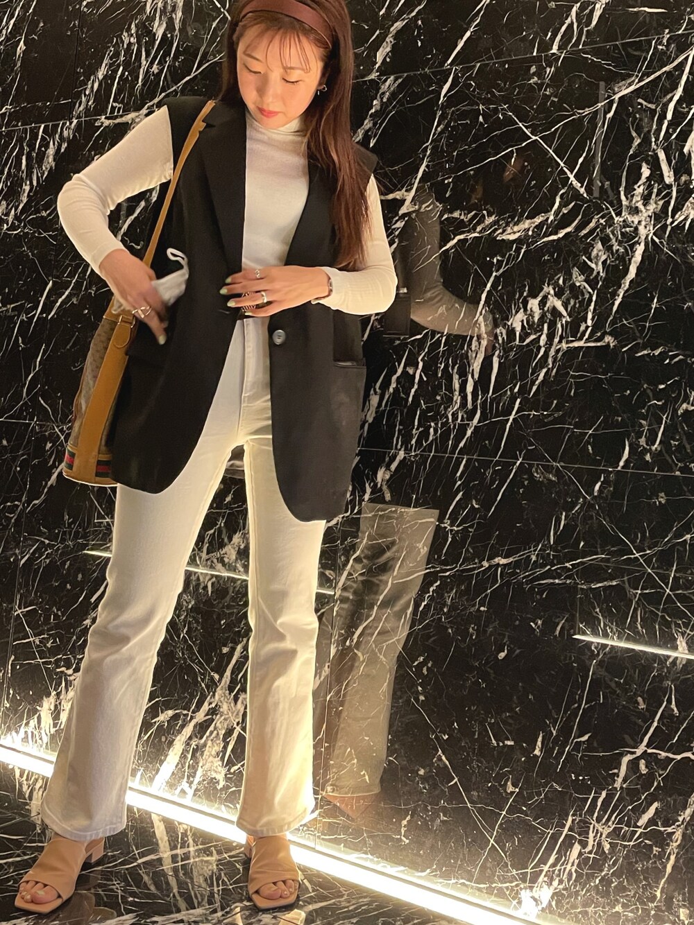「休日スタイル、モノトーンコーデ、ファストファッション、ホワイトコーデ、オトナ女子、おしゃれさんと繋がりたい、フラットサンダル、ベスト」｜「H&Mのアイテム（ジャケット/アウター、ブラック系）」を使った、ku.bomiさん（レディース・156cm）の春コーディネートの1枚目の写真