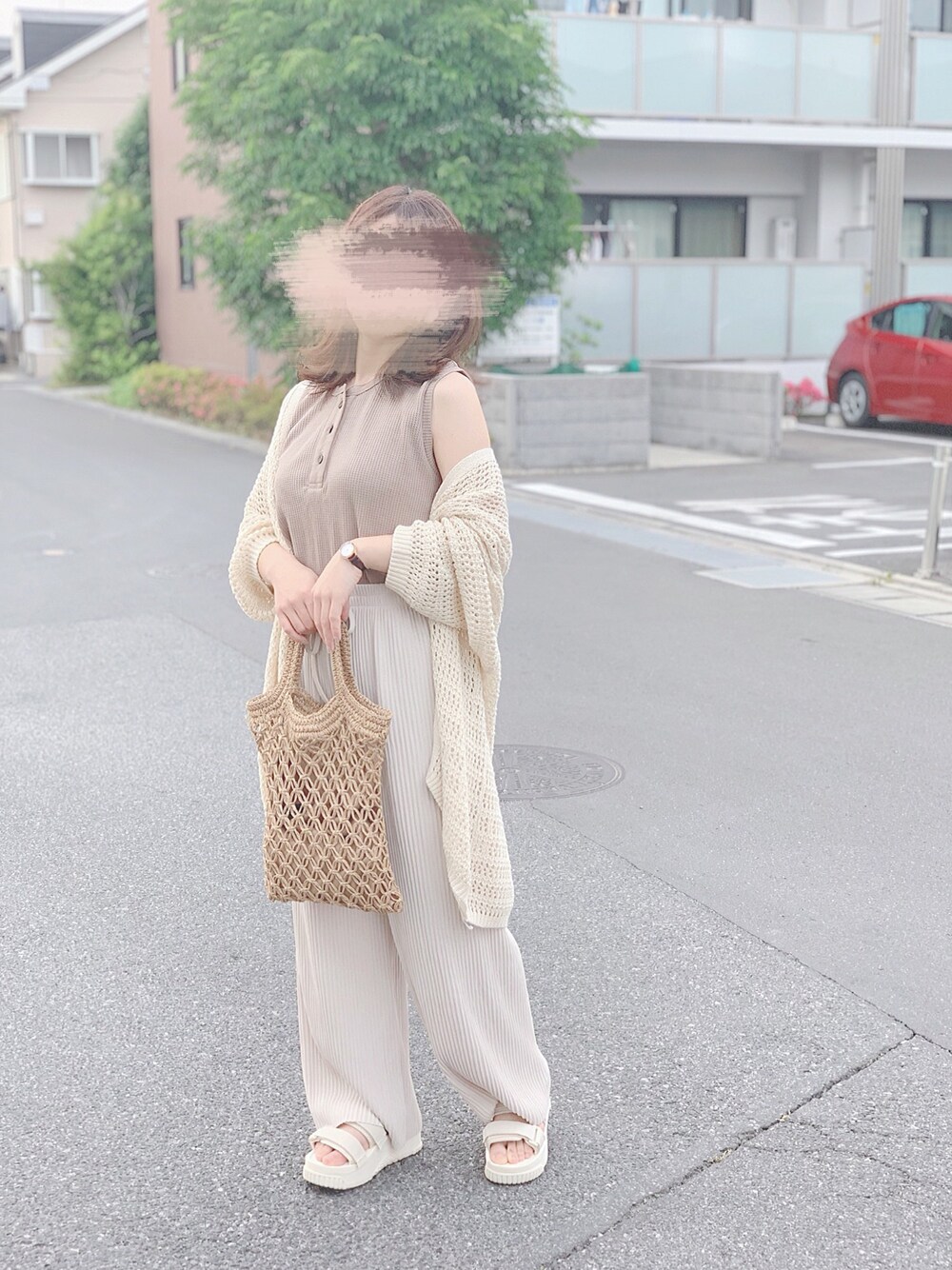 ベージュ系のカーディガン/ボレロ、ベージュ系のタンクトップ、ベージュ系のバッグを着用したレディースの夏コーディネートの1枚目の写真