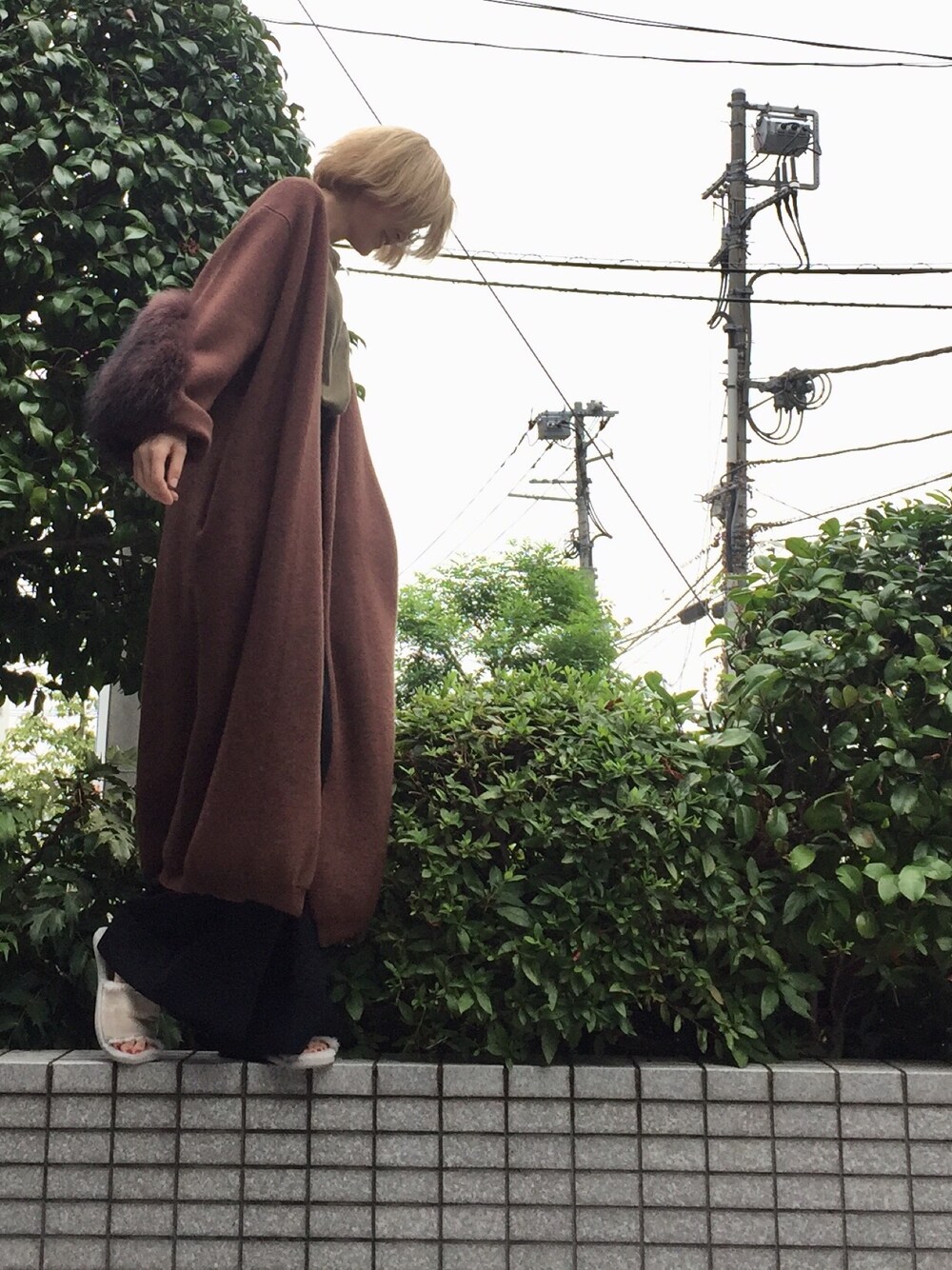 「autumn、秋コーデ、ロングカーディガン、UN3D.、STUDIOUS、STUDIOUS SELECT(STUDIOUS SELECT)、NINE、コラボ、カジュアル、ファー」｜「UN3D.の【UN3D.】《STUDIOUS限定》復刻スリーブファーニットカーディガン（カーディガン/ボレロ、ブラウン系）」を使った、Shizuka Natoriさん（レディース・165cm）の夏コーディネートの1枚目の写真