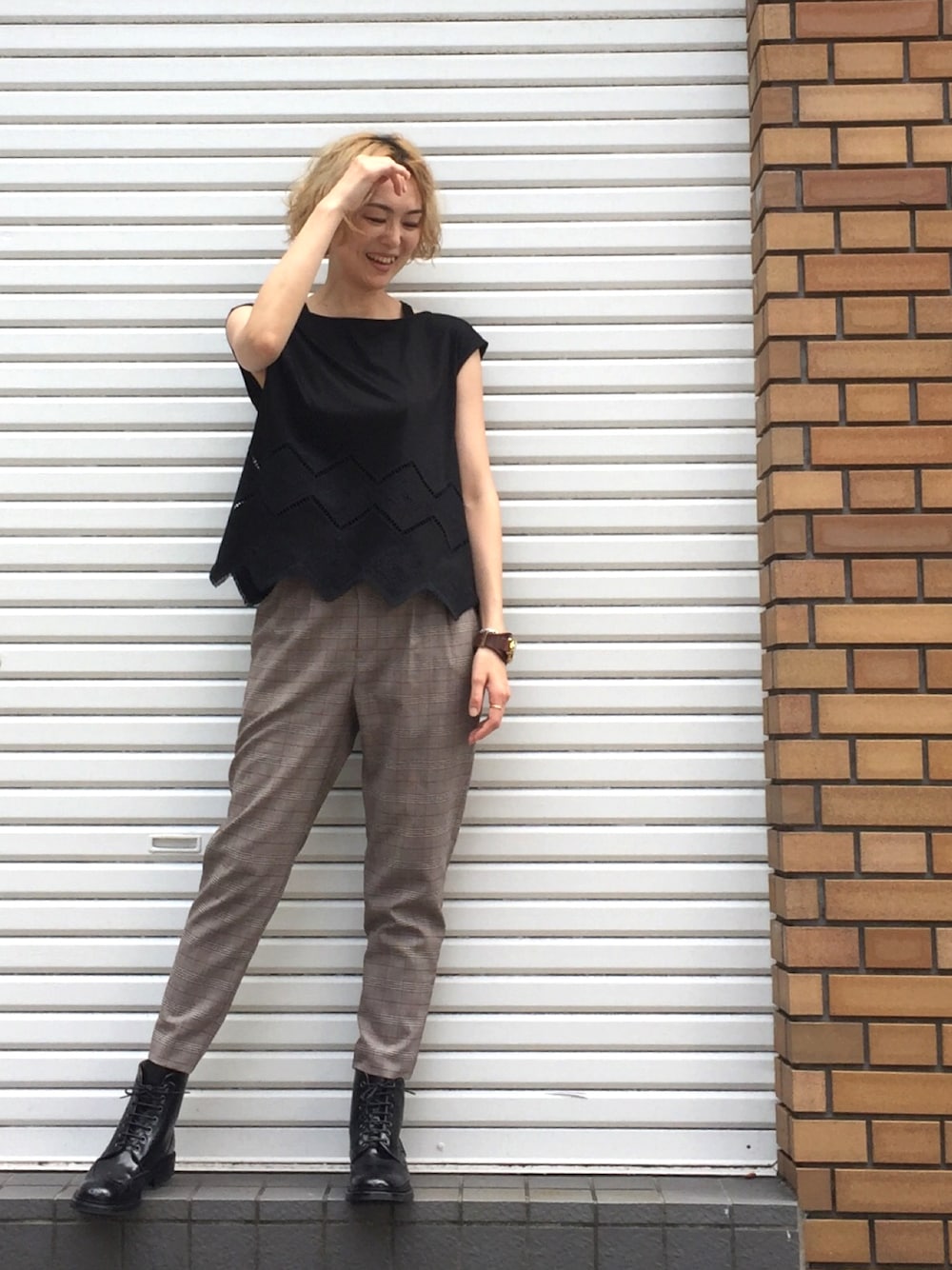 「秋のコーデ、刺繍、ブラック、チェック、テーパードパンツ、ブーツ、STUDIOUS、NINE、STUDIOUS SELECT(STUDIOUS SELECT)」｜「STUDIOUSの【WEB限定】STUDIOUS 裾フリンジ刺繍カットソー （Tシャツ/カットソー、ブラック系）」を使った、Shizuka Natoriさん（レディース・165cm）の夏コーディネートの1枚目の写真