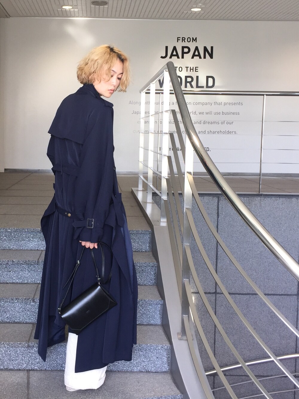 「秋のコーデ、アツい、AMERI、yahki、STUDIOUS、STUDIOUS SELECT(STUDIOUS SELECT)、1人で撮影するとカッコつけがち」｜「Ameriの【AMERI VINTAGE】《STUDIOUS別注》3WAYドルマントレンチコート　 017270370（トレンチコート、ブルー系）」を使った、Shizuka Natoriさん（レディース・165cm）の夏コーディネートの1枚目の写真