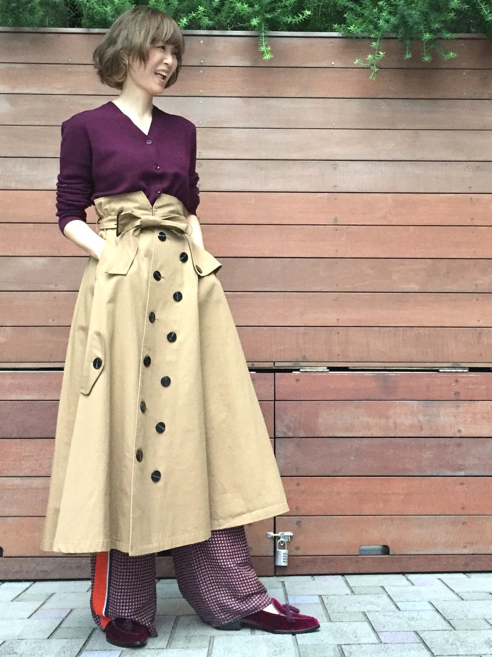 ブラウン系のスカート、レッド系のローファーを着用したレディースの秋コーディネートの1枚目の写真