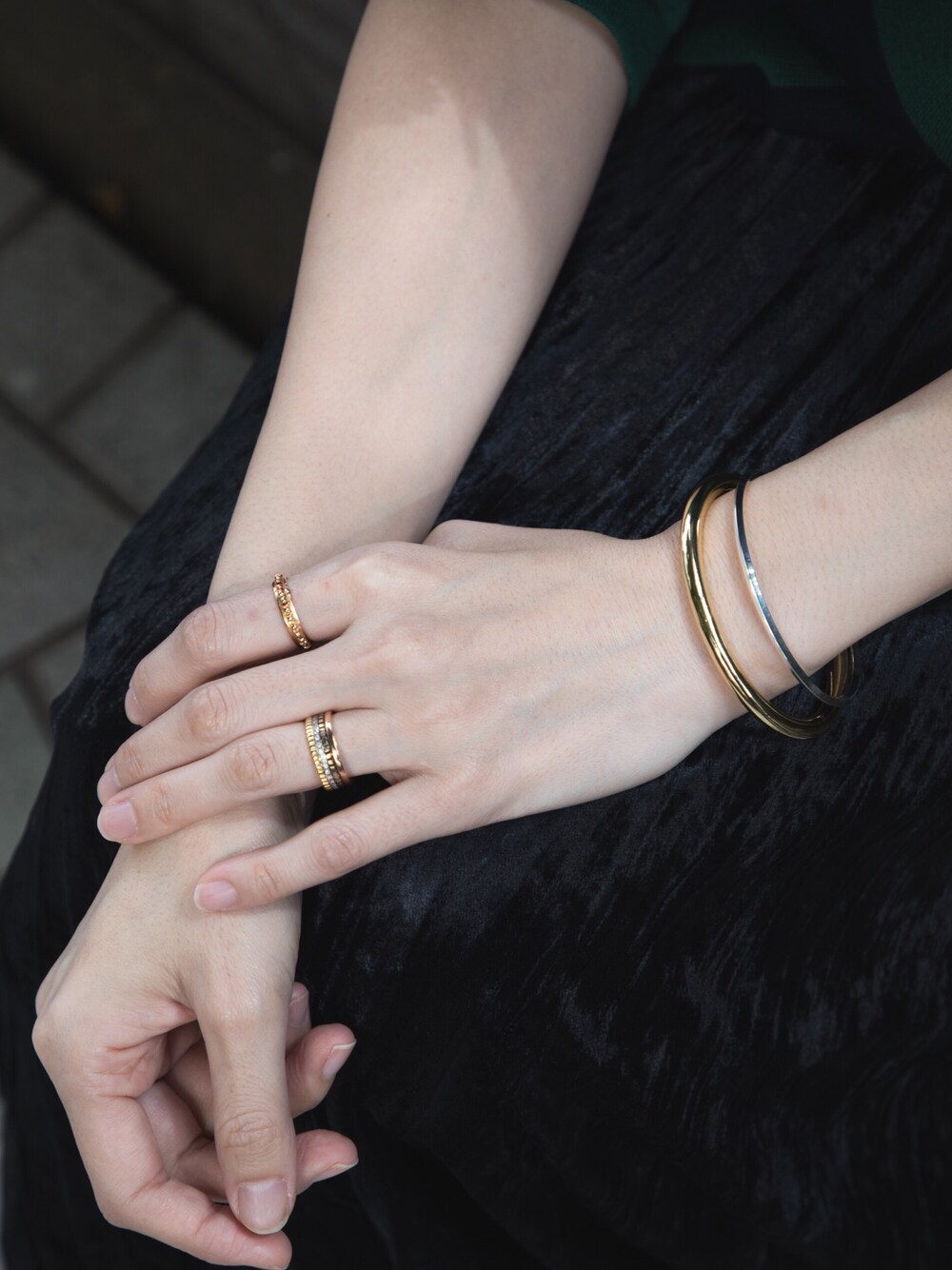 「アクセサリー、ジャラジャラアクセ、aquagirl、STUDIOUS、STUDIOUS SELECT(STUDIOUS SELECT)」｜「aquagirlのアイテム（ブレスレット、ゴールド系）」を使った、Shizuka Natoriさん（レディース・165cm）の秋コーディネートの1枚目の写真