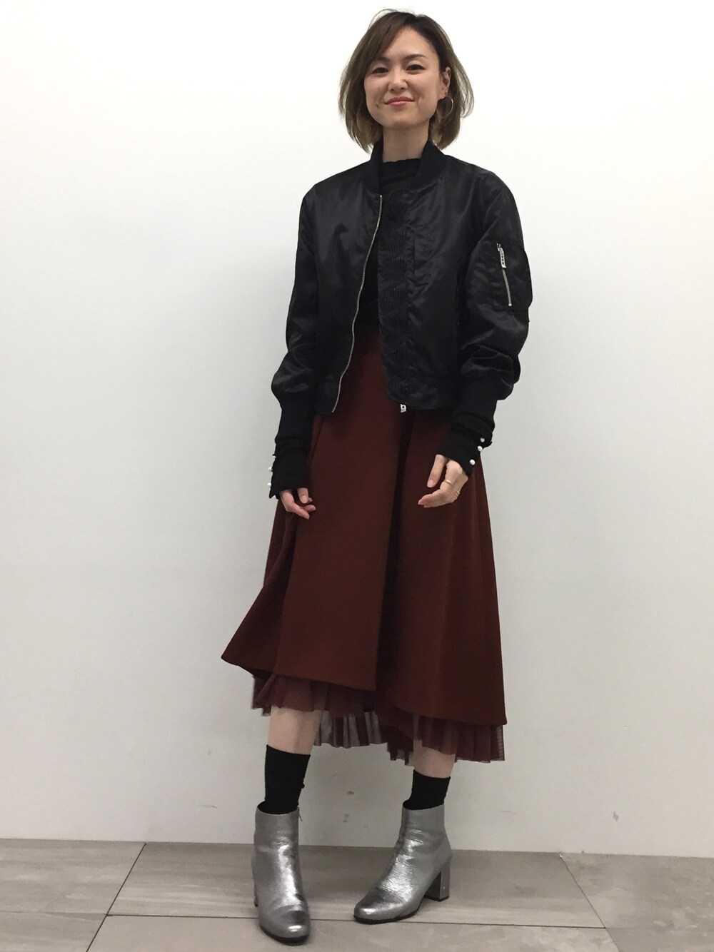 「秋のコーデ、冬のコーデ、チュールスカート、MA-1、大人カジュアル、aquagirl、UN3D.、STUDIOUS、STUDIOUS SELECT(STUDIOUS SELECT)」｜「UN3D.の【UN3D.】《STUDIOUS別注》MA-1ジャケット（ブルゾン、ブラック系）」を使った、Shizuka Natoriさん（レディース・165cm）の秋コーディネートの1枚目の写真