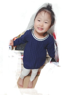 「AZUL by moussy（アズールバイマウジー）のアイテム（ニット/セーター、ブルー系）」を使った、27coさん（キッズ）の冬コーディネート