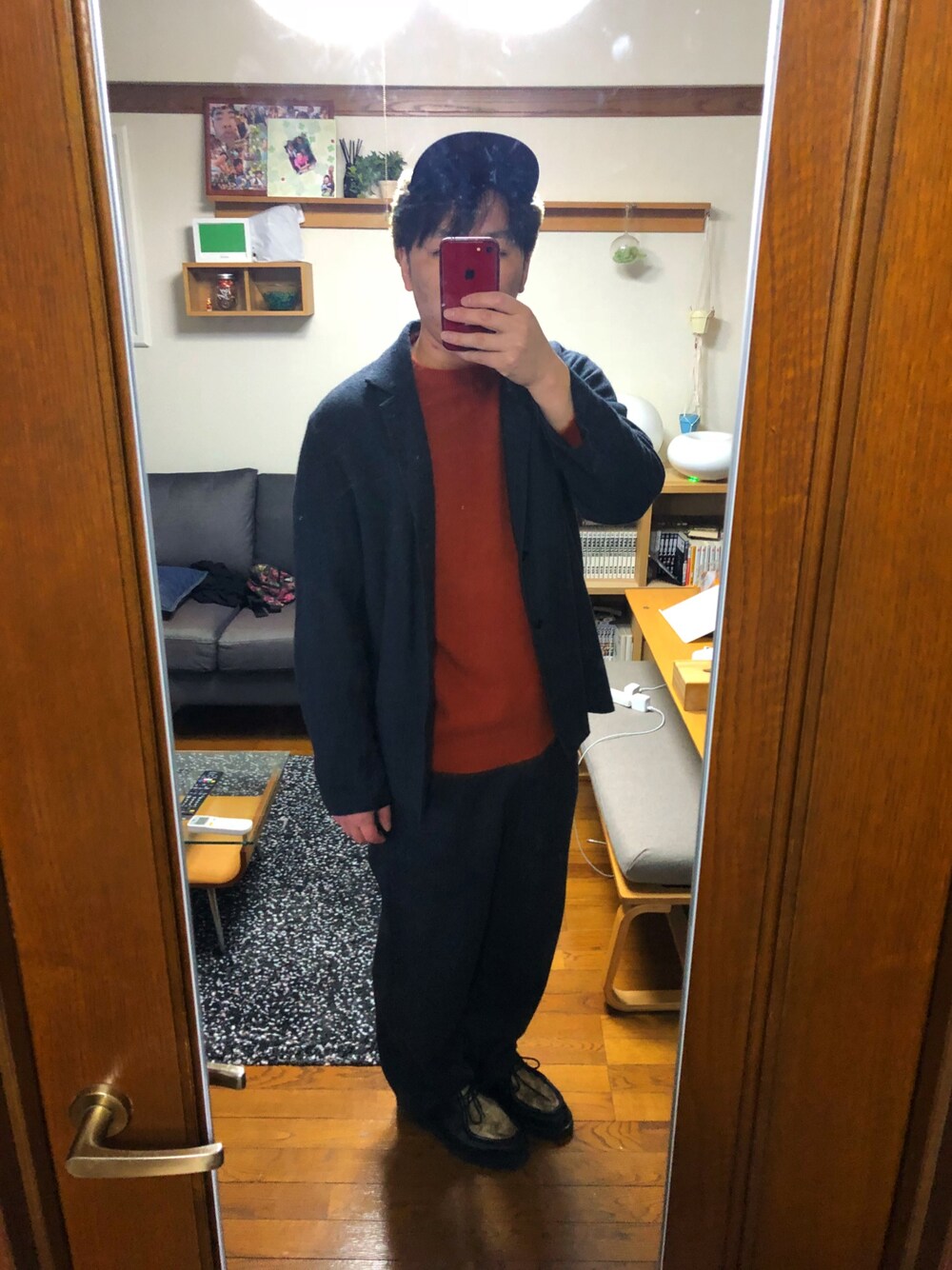 「AURALEEのアイテム（スラックス、グレー系）」を使った、カーボンさん（メンズ・173cm）の冬コーディネートの1枚目の写真