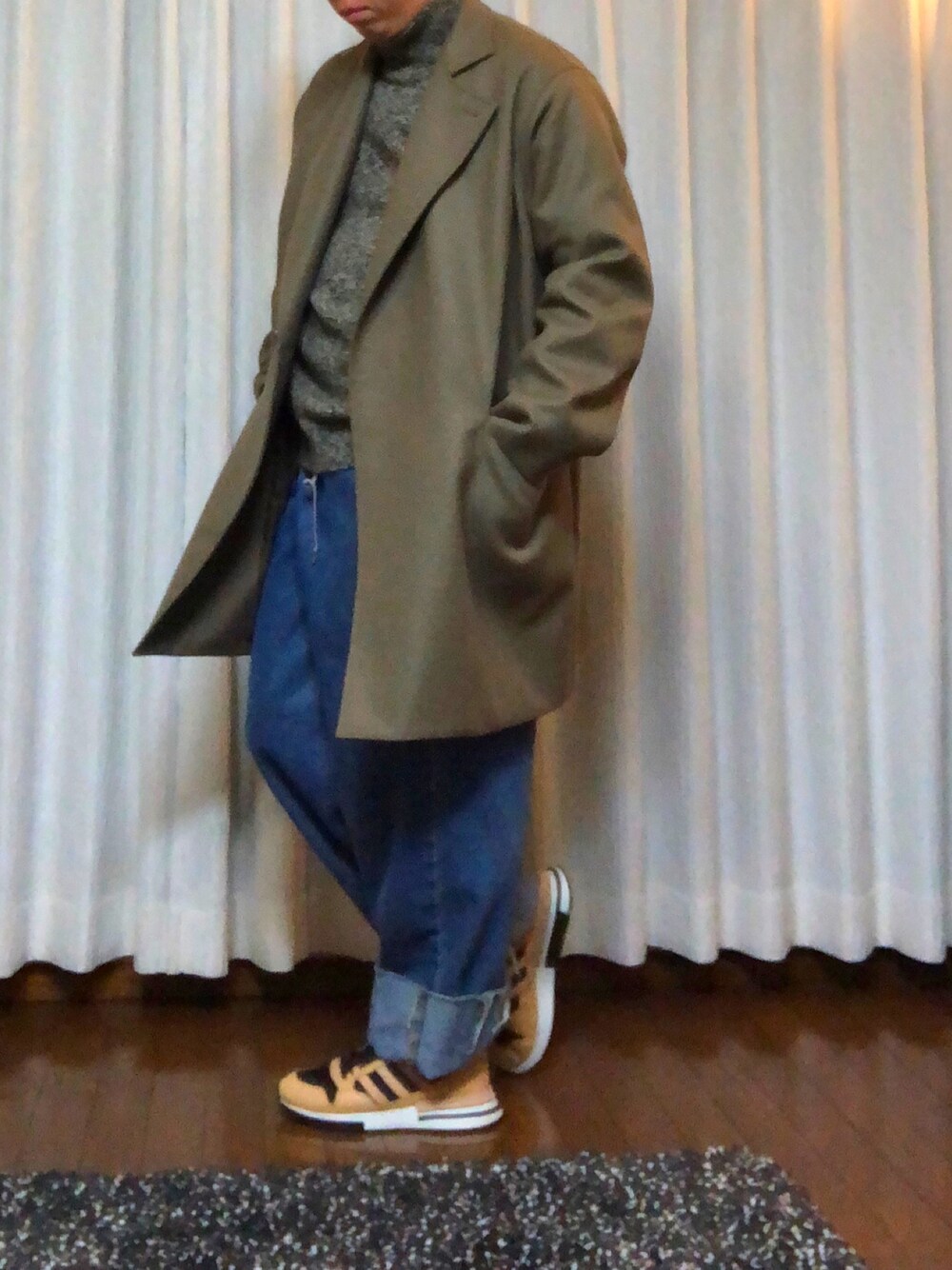 「AURALEEのアイテム（チェスターコート、グレー系）」を使った、カーボンさん（メンズ・173cm）の冬コーディネートの1枚目の写真
