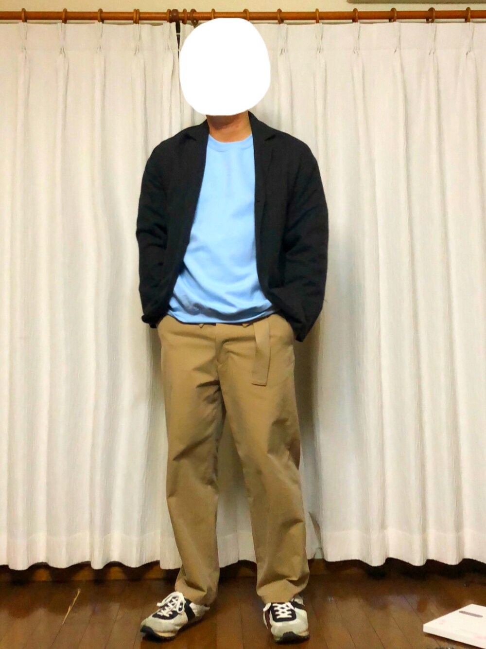 「URUのアイテム（チノパンツ、ベージュ系）」を使った、カーボンさん（メンズ・173cm）の冬コーディネートの1枚目の写真