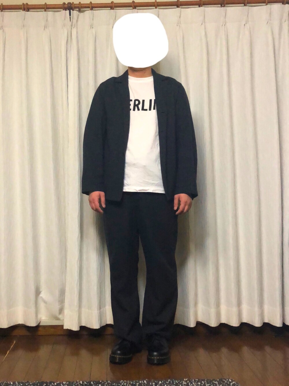 「AURALEEのアイテム（テーラードジャケット、ブラック系）」を使った、カーボンさん（メンズ・173cm）の冬コーディネートの1枚目の写真