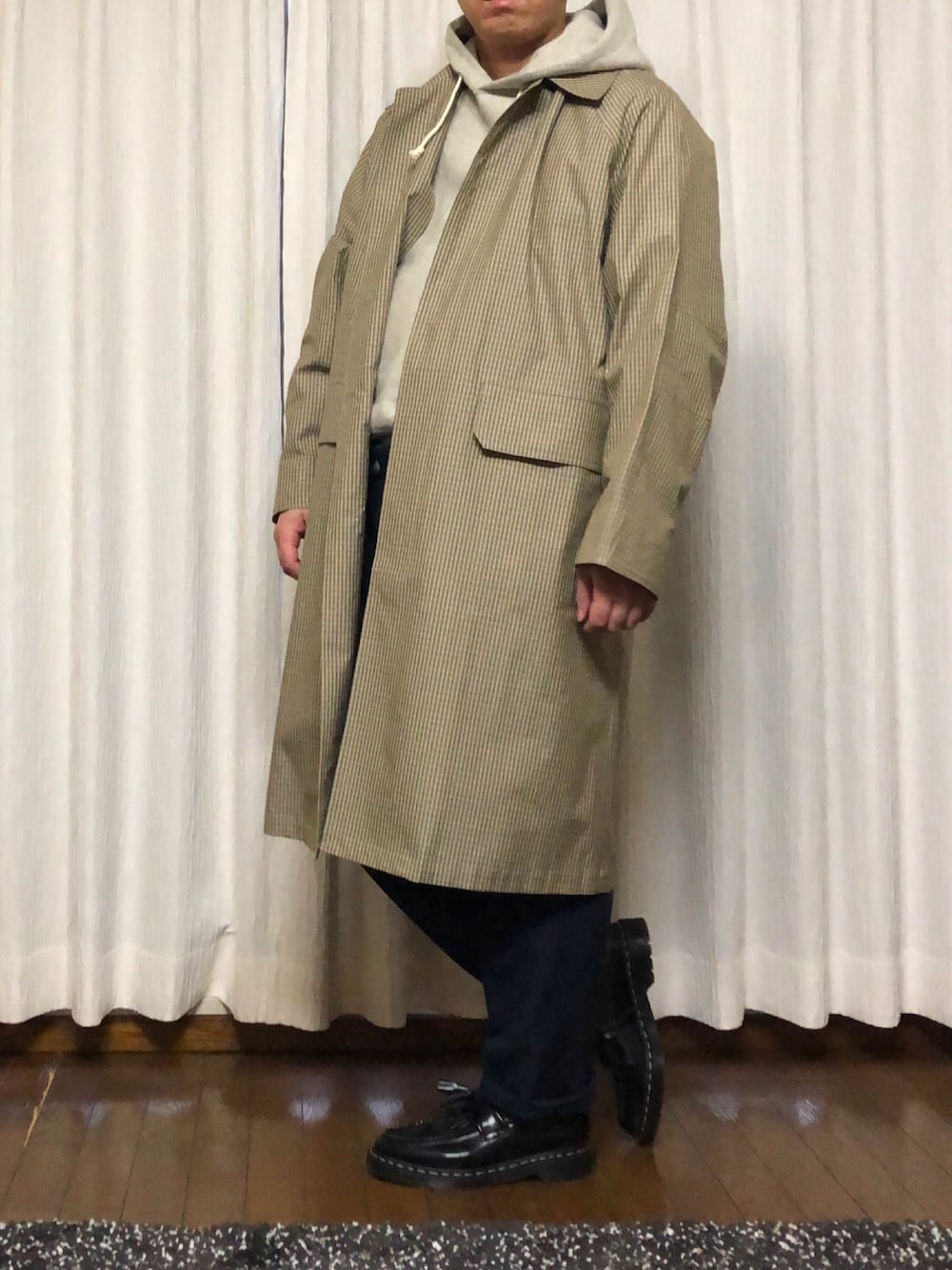 「春服」｜「AURALEEのアイテム（トレンチコート、ベージュ系）」を使った、カーボンさん（メンズ・173cm）の冬コーディネートの1枚目の写真