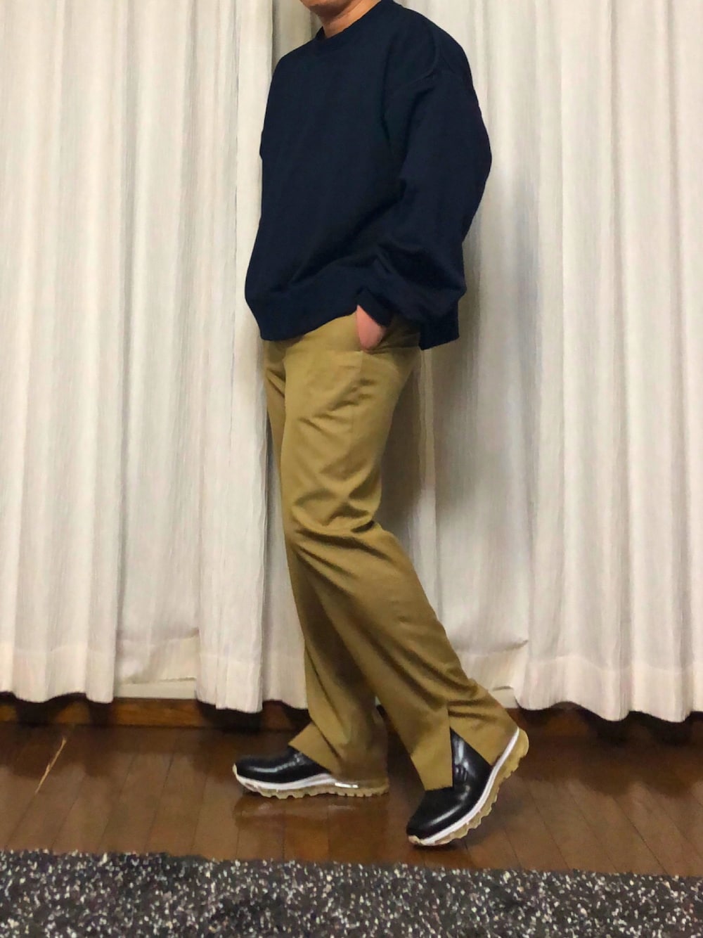 「YOKEのアイテム（スウェット、ブラック系）」を使った、カーボンさん（メンズ・173cm）の冬コーディネートの1枚目の写真
