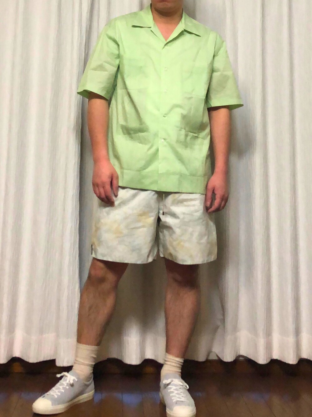 「夏かよ」｜「AURALEEのアイテム（シャツ/ブラウス、グリーン系）」を使った、カーボンさん（メンズ・173cm）の冬コーディネートの1枚目の写真