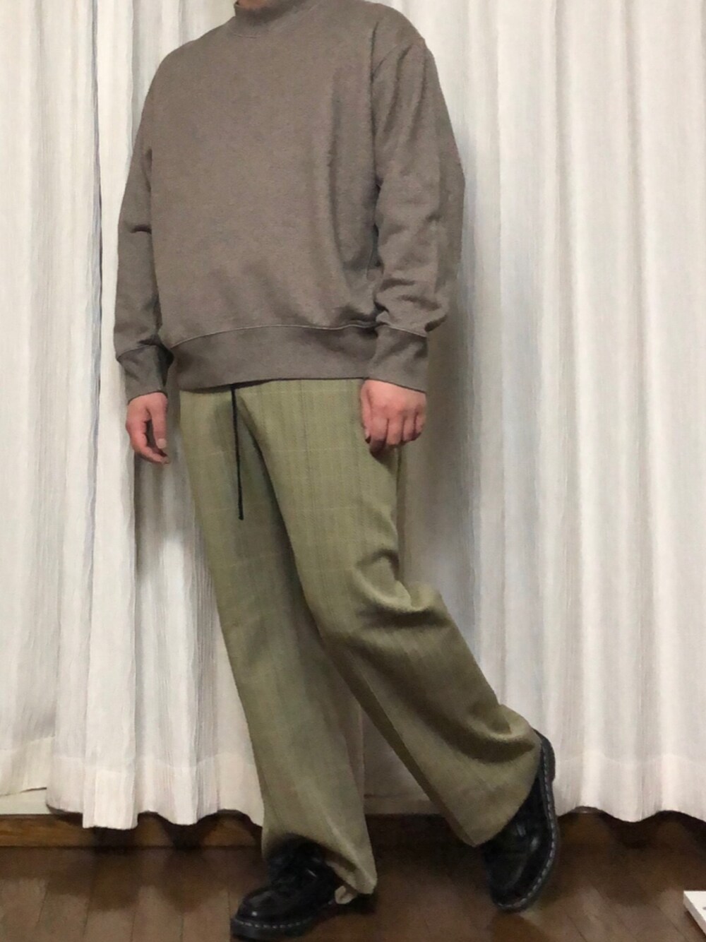 「UNIQLOのアイテム（スウェット、ブラウン系）」を使った、カーボンさん（メンズ・173cm）の春コーディネートの1枚目の写真