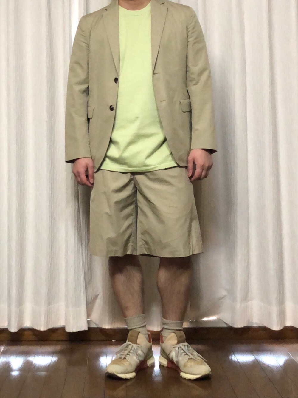 「AURALEEのアイテム（Tシャツ/カットソー、グリーン系）」を使った、カーボンさん（メンズ・173cm）の春コーディネートの1枚目の写真