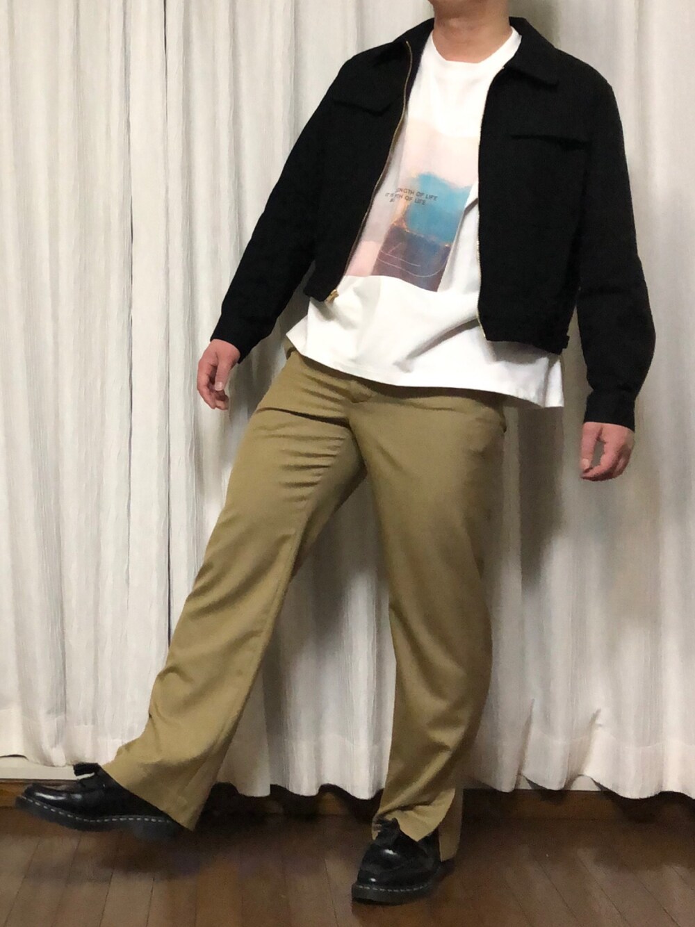 「AURALEEのアイテム（ブルゾン、ブラック系）」を使った、カーボンさん（メンズ・173cm）の春コーディネートの1枚目の写真