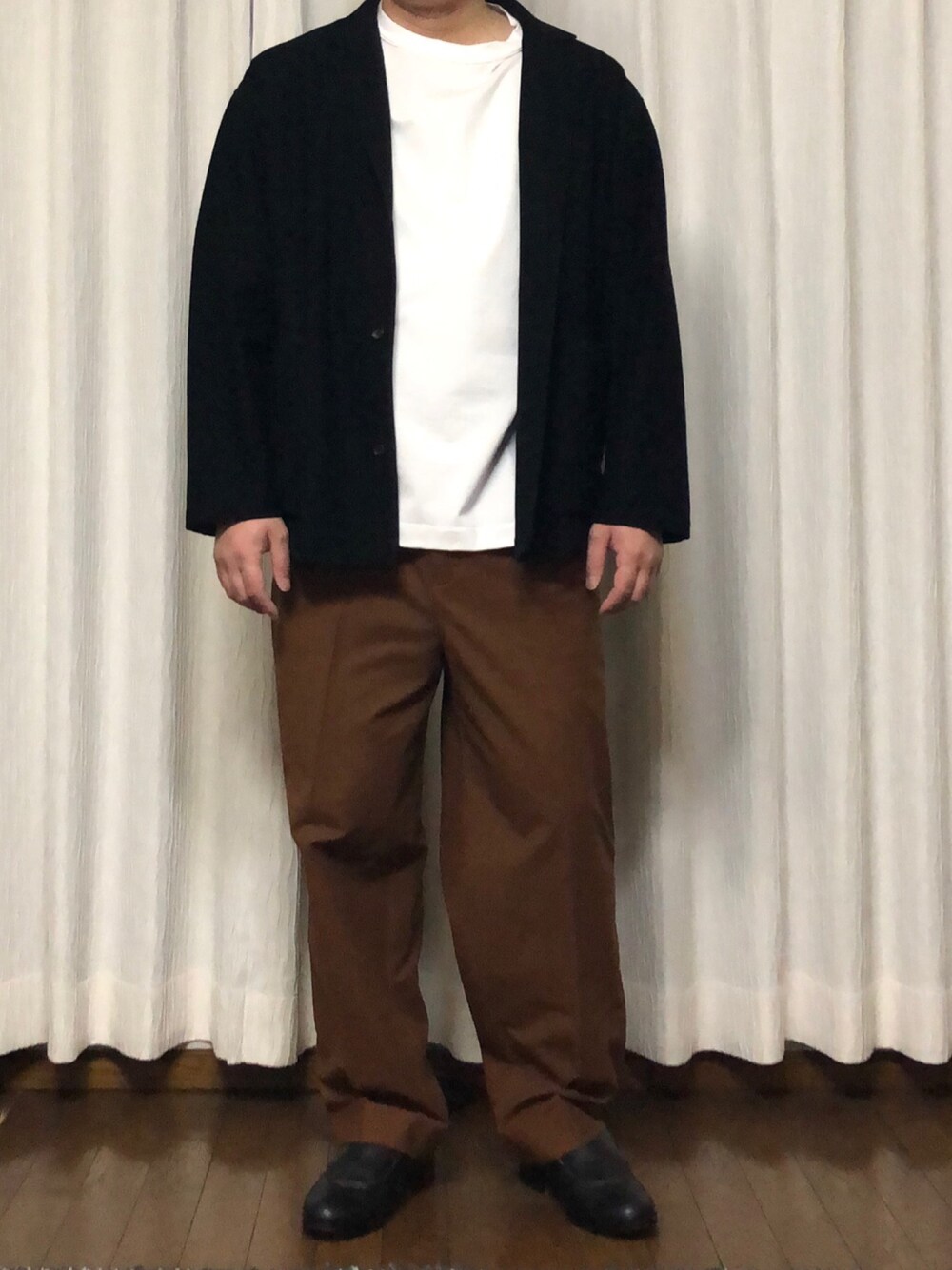 「YOKEのアイテム（テーラードジャケット、ブラック系）」を使った、カーボンさん（メンズ・173cm）の春コーディネートの1枚目の写真